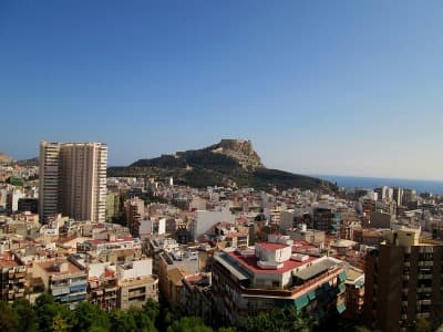 Panorámica de la ciudad de Alicante: el centro de la ciudad, el castillo y el mar