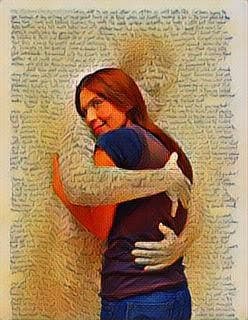 Mujer abrazada por un libro